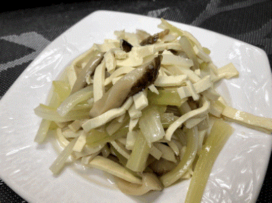 Tossed celery with dried tofu slices