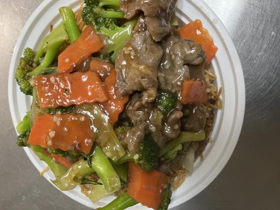 Beef with Broccoli Crispy Chow Mein