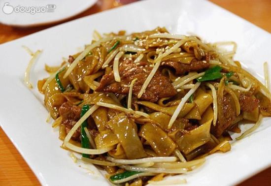 Wok Fried  Flat Rice Noodle with Beef